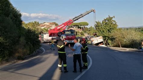 incidente san gimignano oggi|Tir ribaltato a San Gimignano, famiglia di turisti。